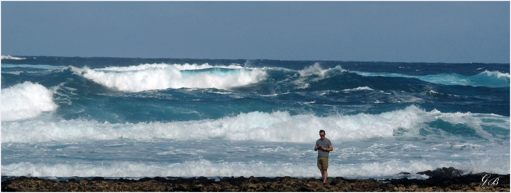 Der kleine Mann und die grosse Welle