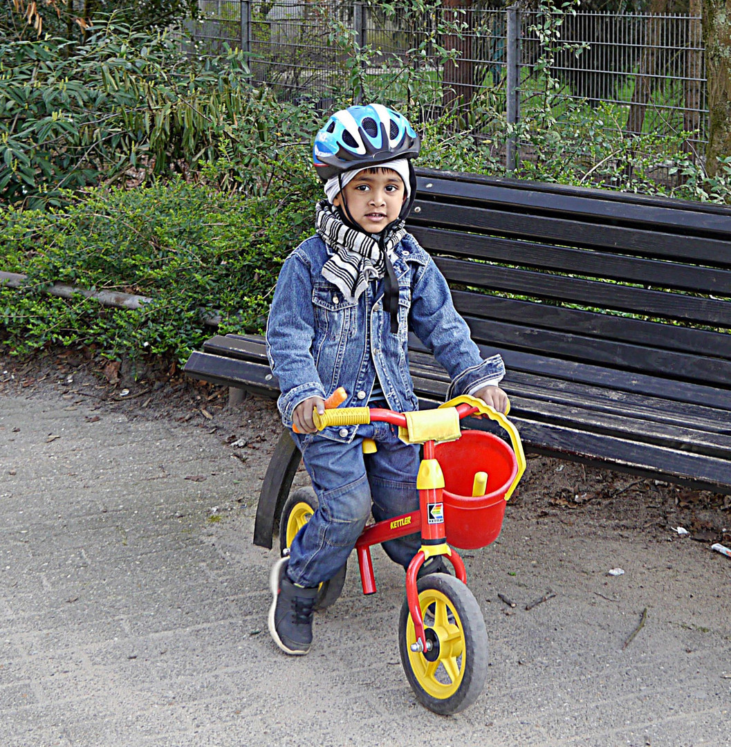 Der kleine Mann zeigt mir stolz sein Fahrrad.