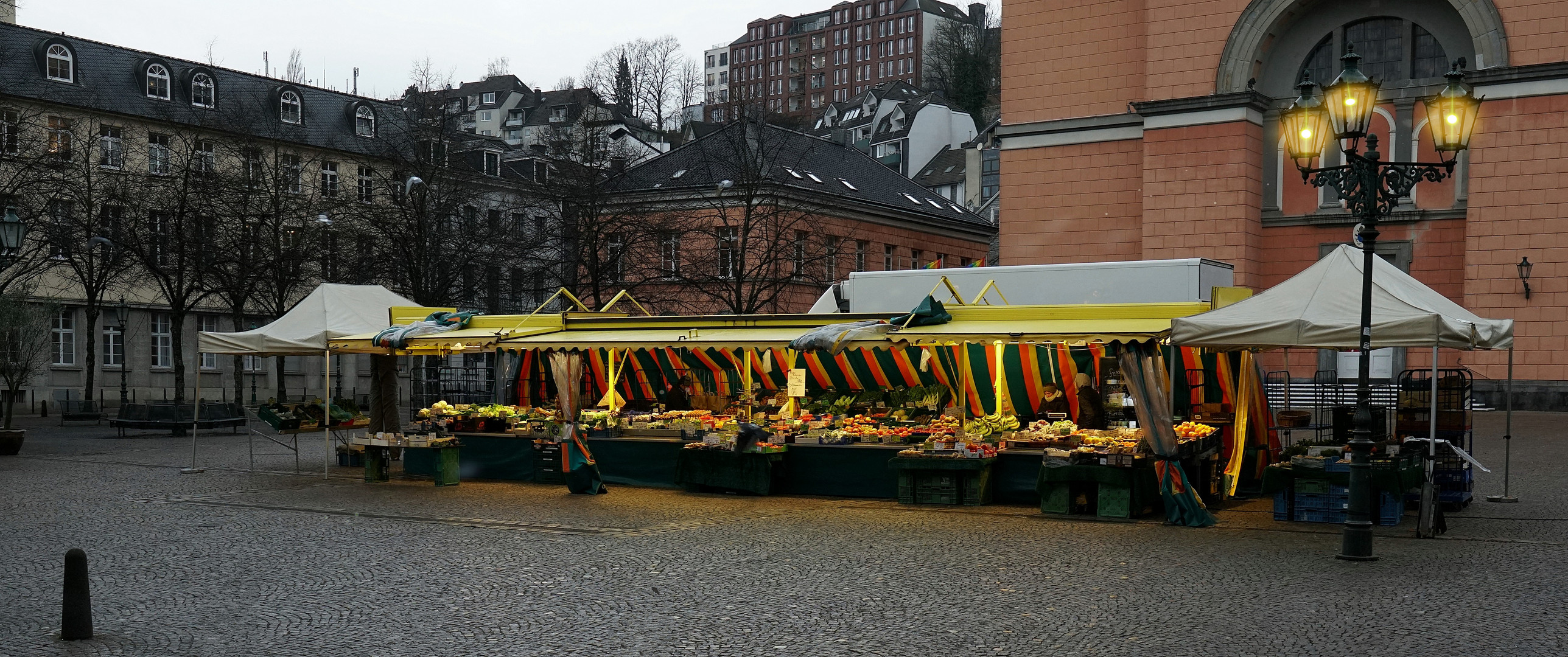  Der kleine Markt steht schon