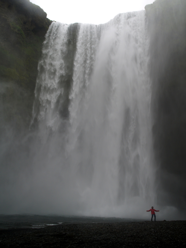 Der kleine Mensch vor dem Skogafoss