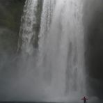 Der kleine Mensch vor dem Skogafoss