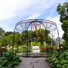 Der kleine Pavillon im Rosengarten mit Durchblick