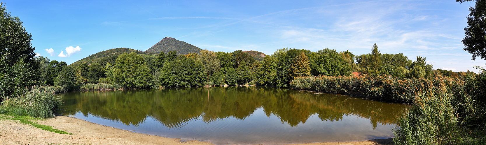 Der kleine See bei Velemin im Böhmischen Mittelgebirge...