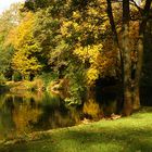 Der kleine See im herbstlichen Stadtpark