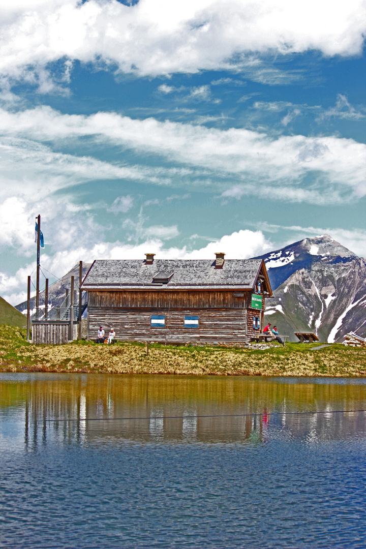 Der kleine See mit der Hütte