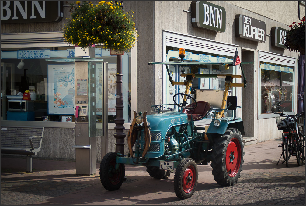 Der kleine Traktor in der Stadt