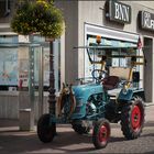 Der kleine Traktor in der Stadt