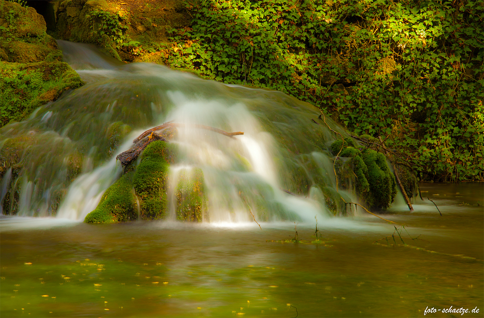 der kleine Wasserfall >>>