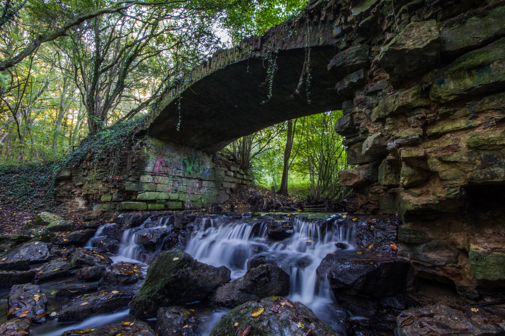 Der kleine Wasserfall im Geisterholz, Ennigerloh, Oelde