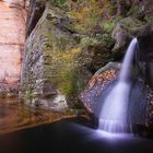 Der kleine Wasserfall im Herbst