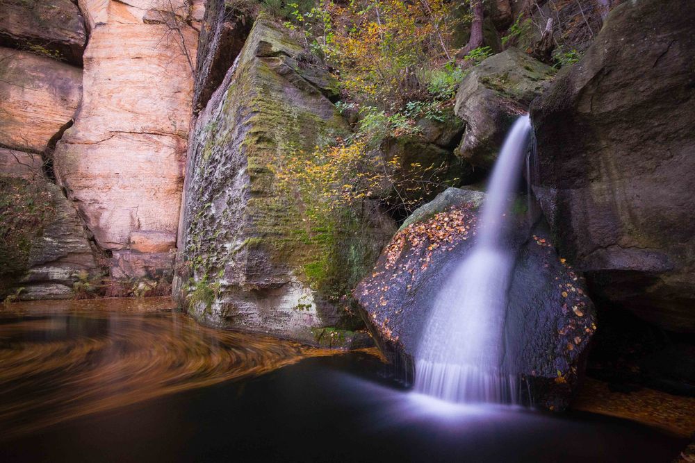 Der kleine Wasserfall im Herbst