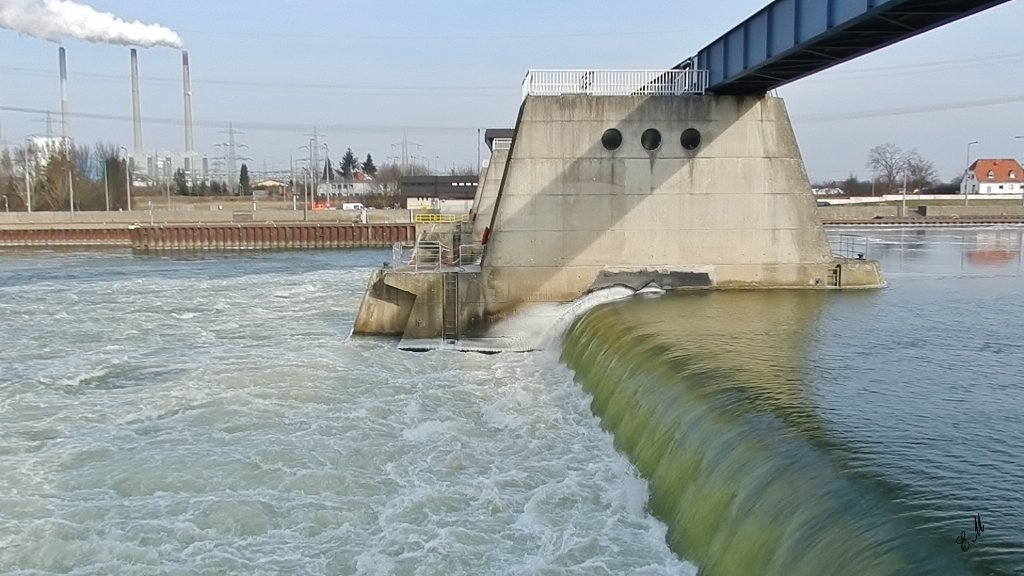 Der kleine Wasserfall im Main