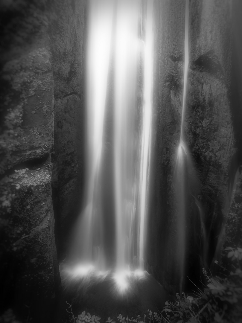 Der kleine Wasserfall neben seinem bekannten Bruder Seljalandsfoss