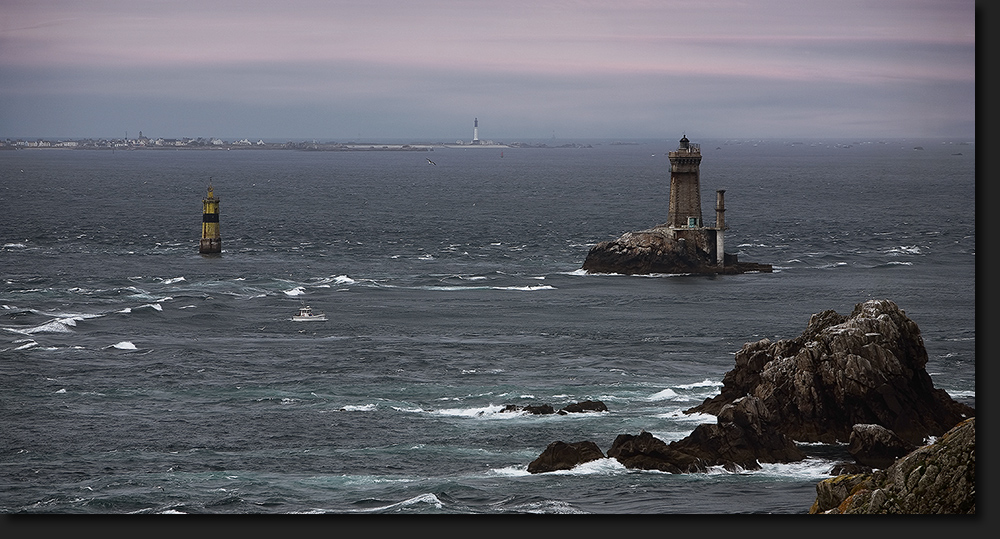 der kleine weiße ist das Motiv...Pointe du Raz/ Bretagne