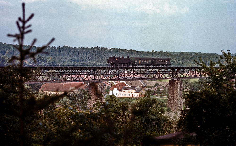 Der kleine Zug auf der großen Brücke