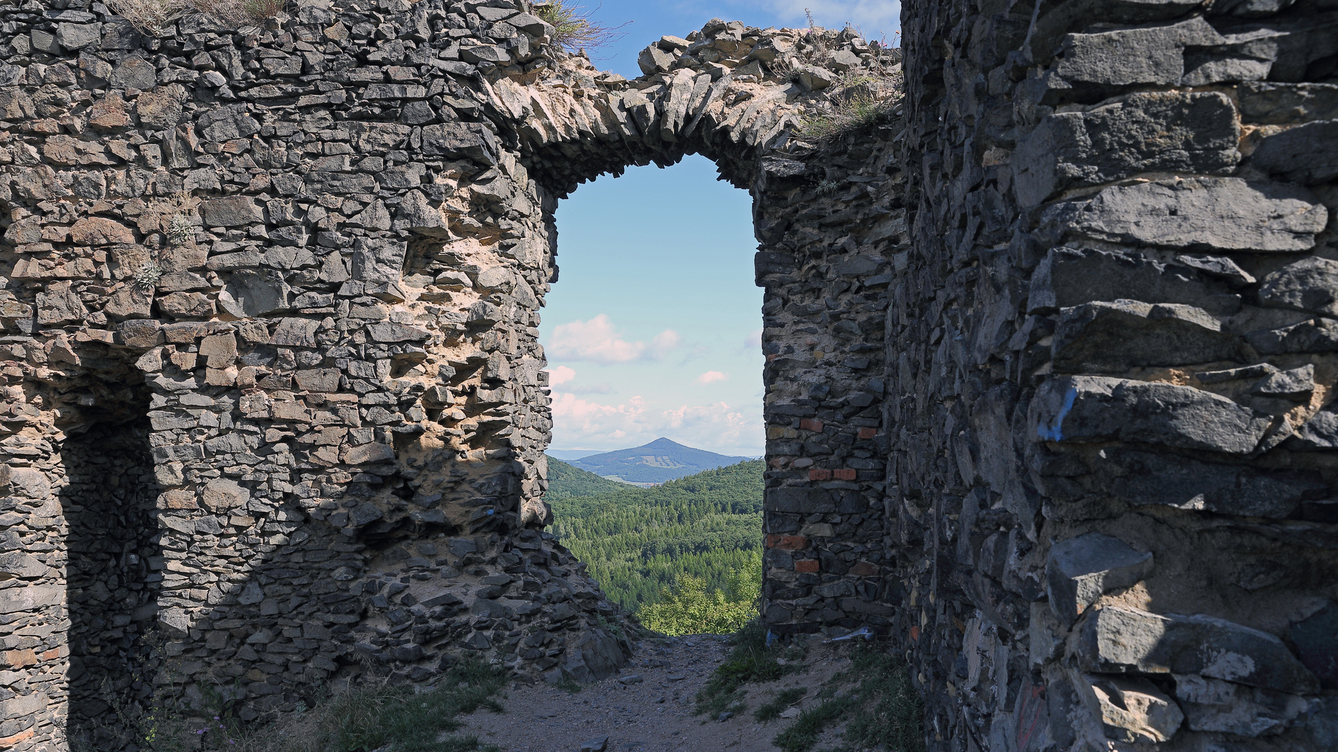 Der Kletecna im Böhmischen Mittelgebirge aus der Ruine des Kostalov gesehen