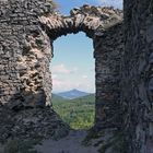 Der Kletecna im Böhmischen Mittelgebirge aus der Ruine des Kostalov gesehen