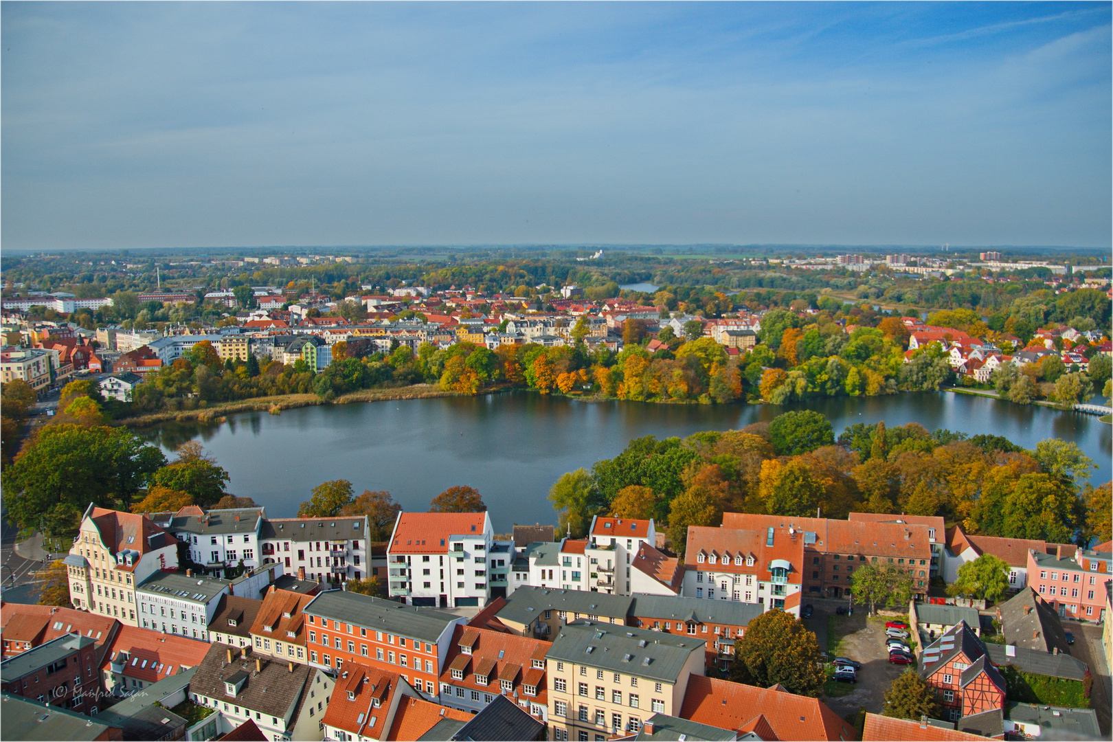 Der Knieperteich in Stralsund, umrahmt mit Herbstfarben...