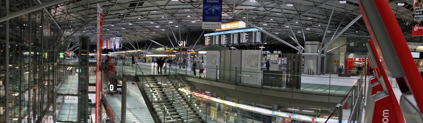 Der Köln/Bonner Flughafen am Abend