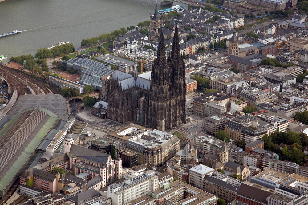 Der Kölner Dom aus der Luft