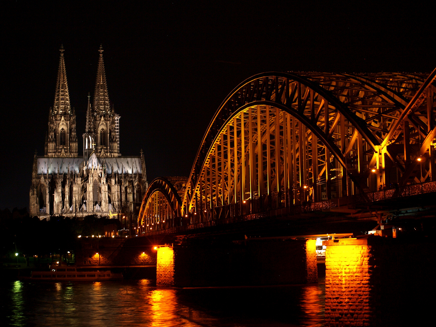 Der Kölner Dom bei Nacht