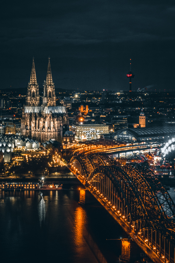 Der Kölner Dom bei Nacht 