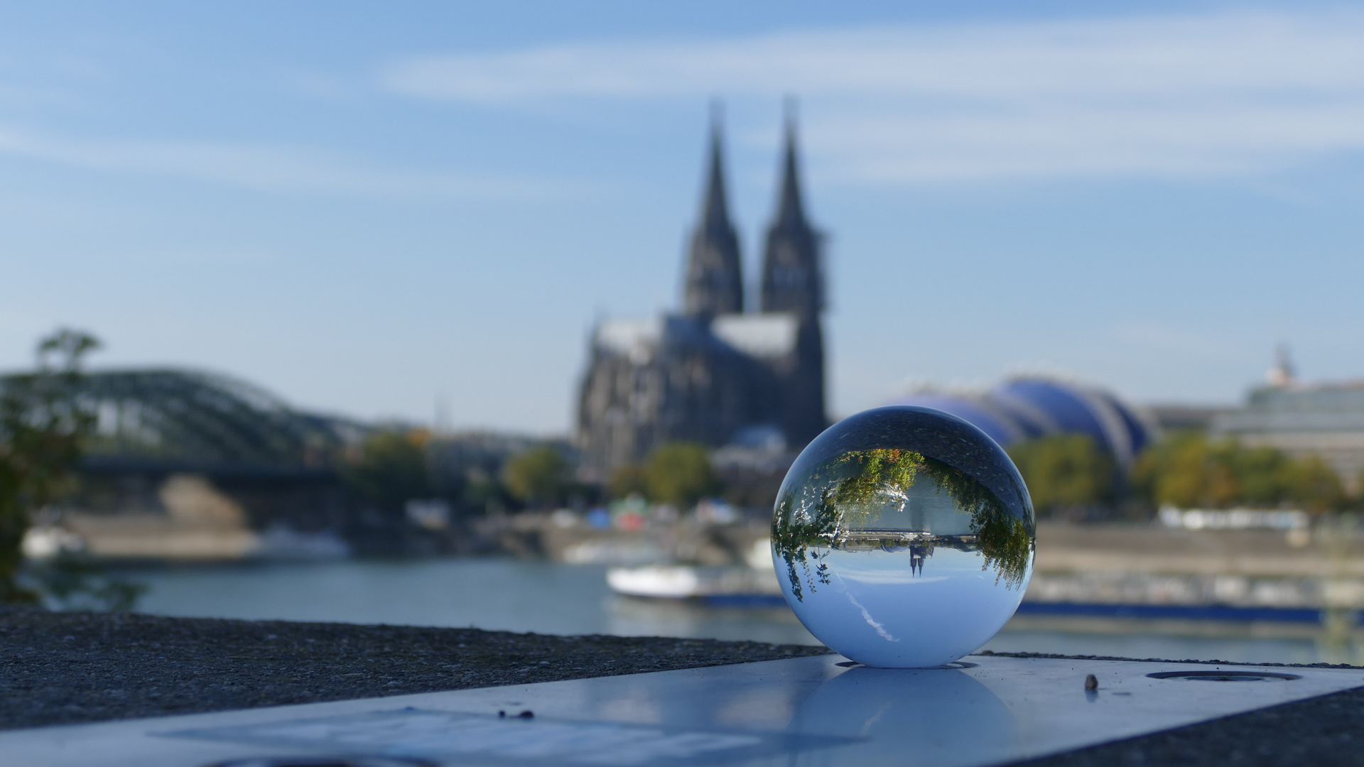 Der Kölner Dom durch eine Glaskugel