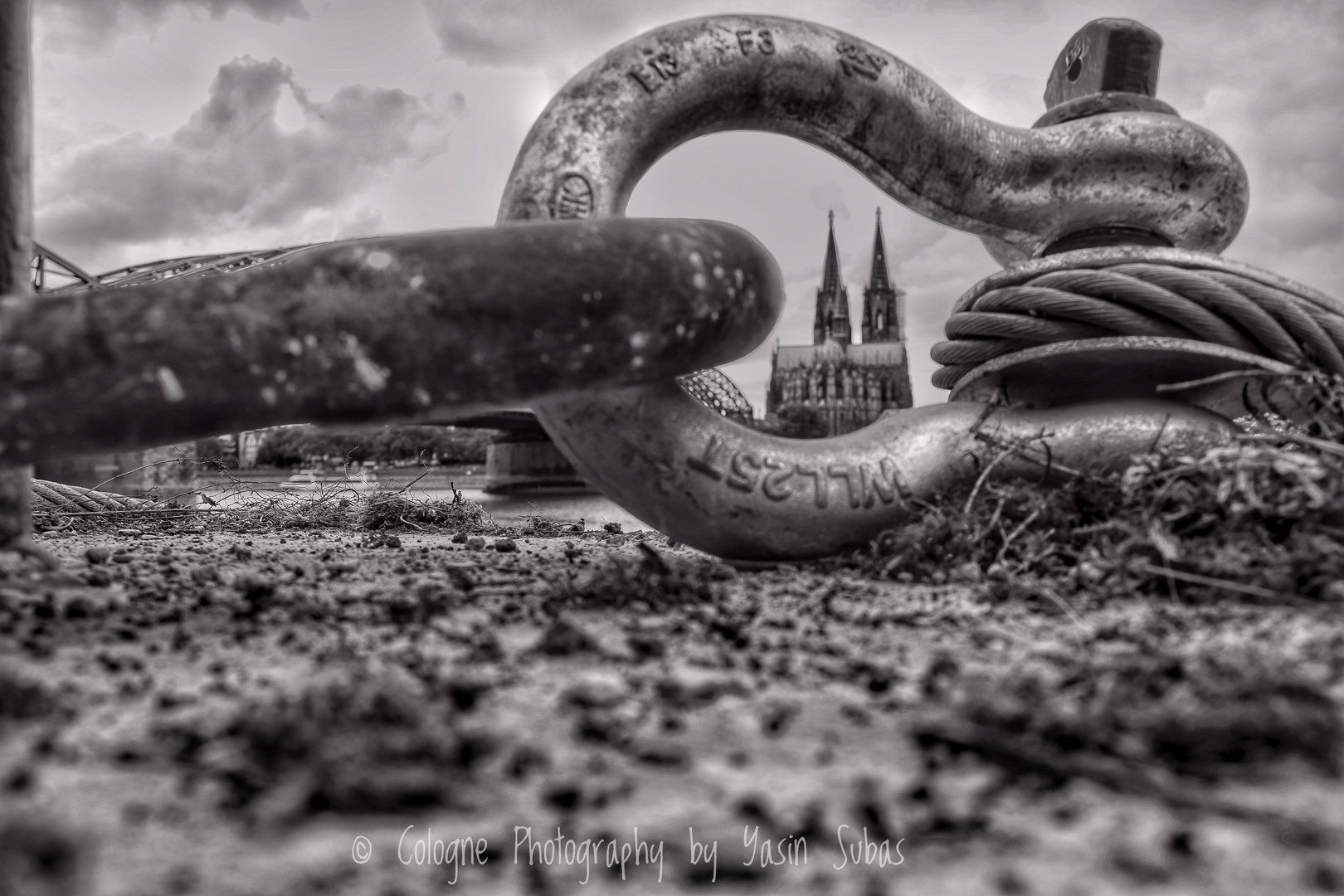 Der Kölner Dom eingeschlossen