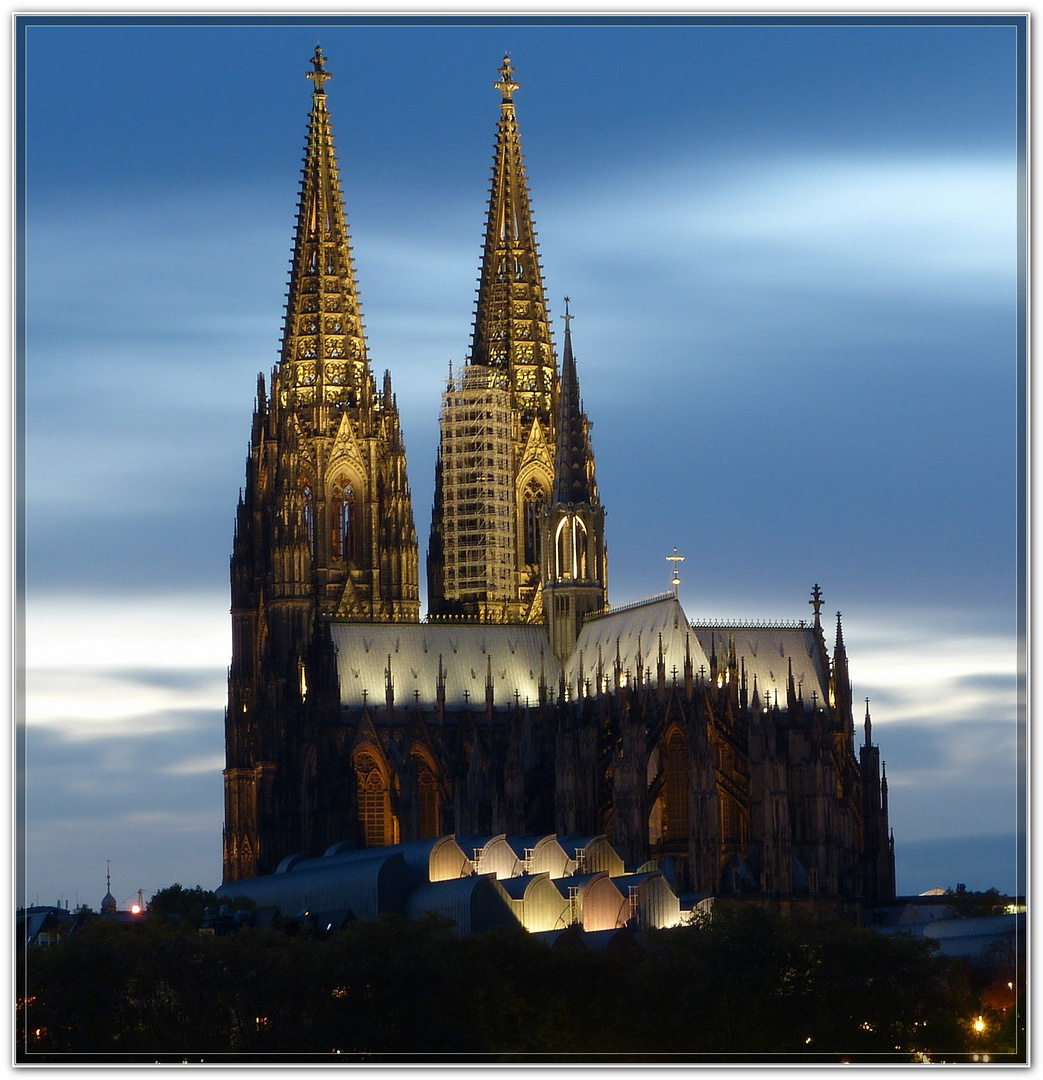 Der Kölner Dom gegen Abend...