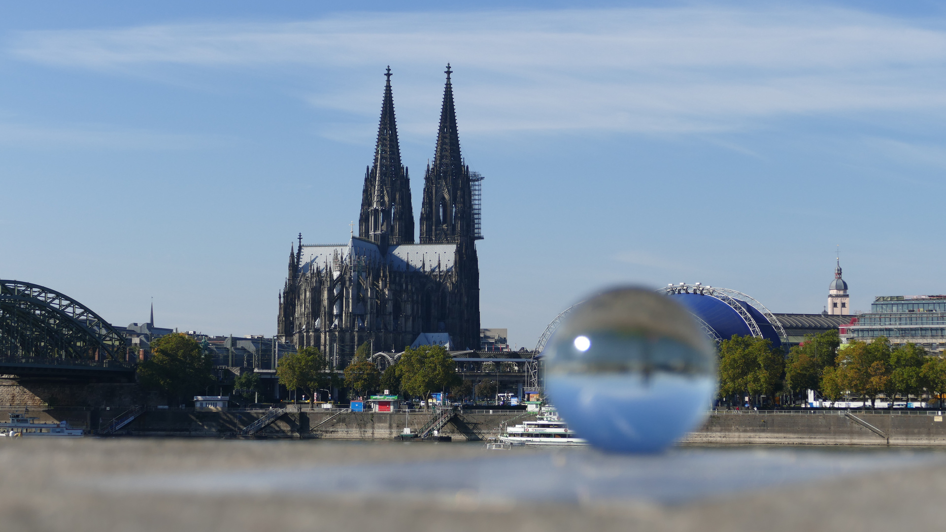 Der Kölner Dom hinter einer Glaskugel