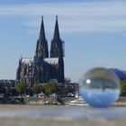 Der Kölner Dom hinter einer Glaskugel