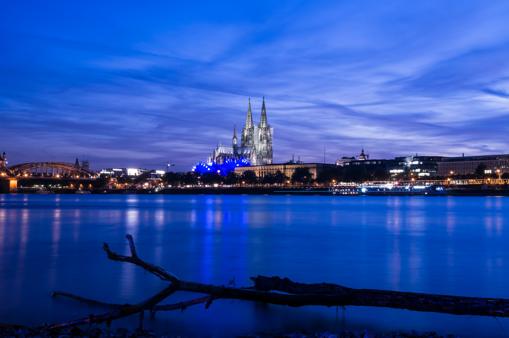 Der Kölner Dom in der blauen Stunde