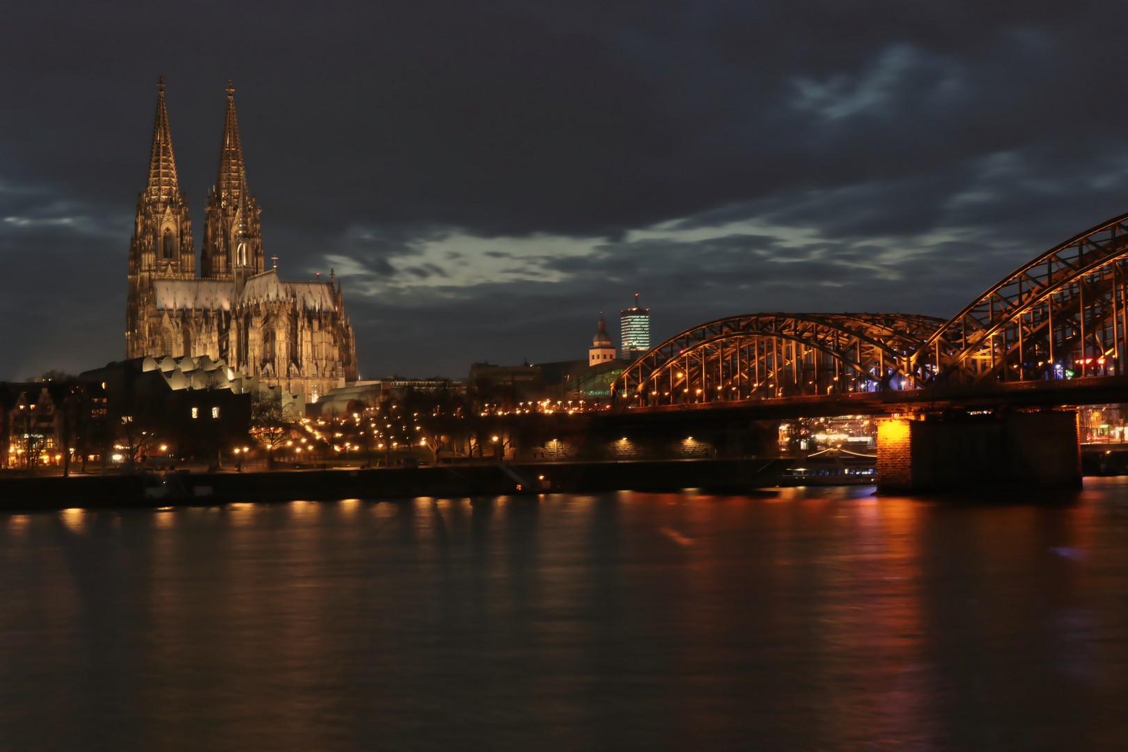 Der Kölner Dom in der Nacht