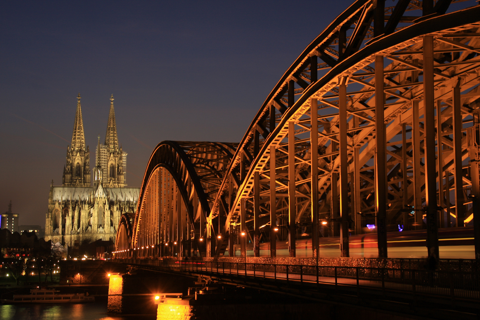 Der Kölner Dom mit seiner Brücke