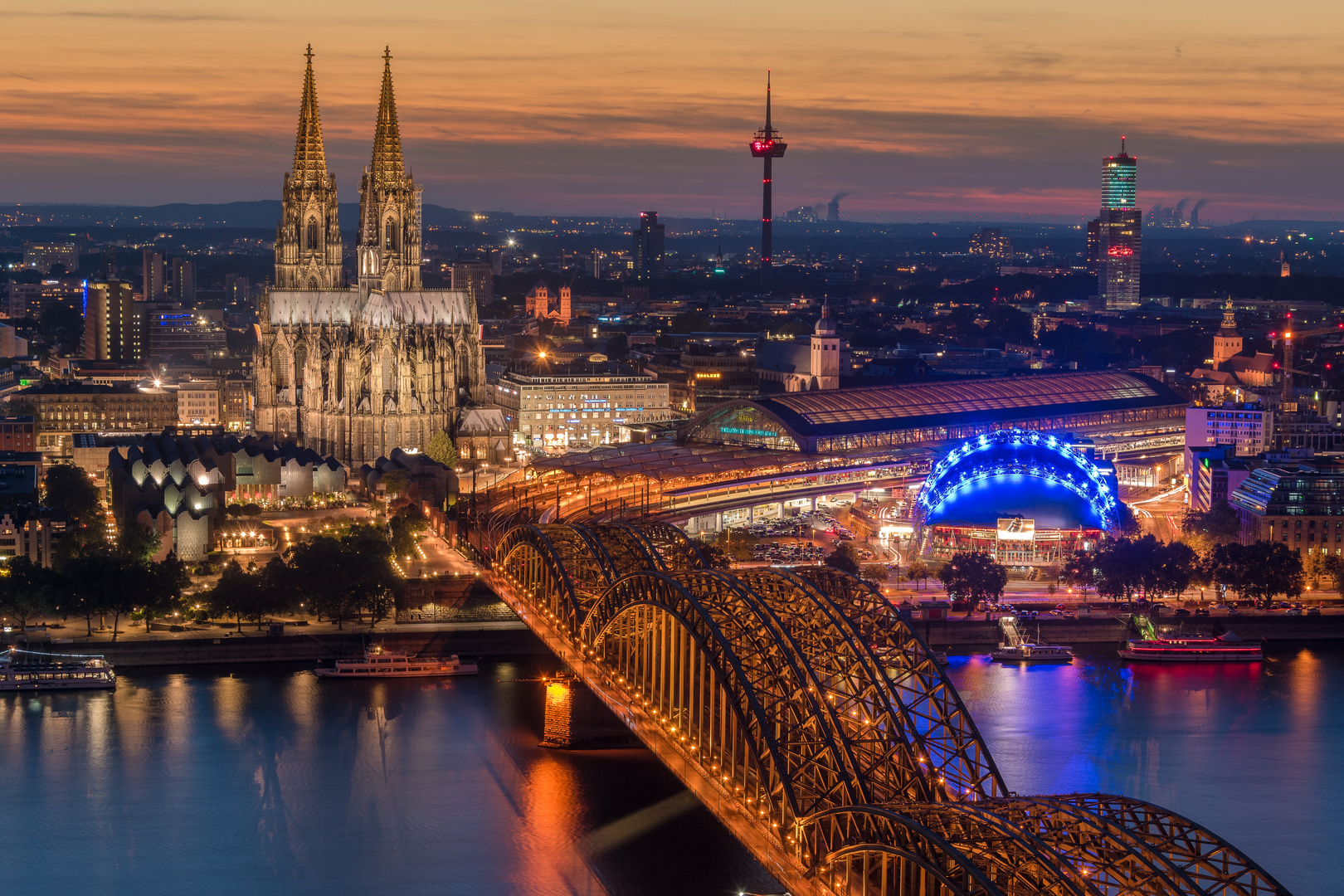 Der Kölner Dom nach Sonnenuntergang