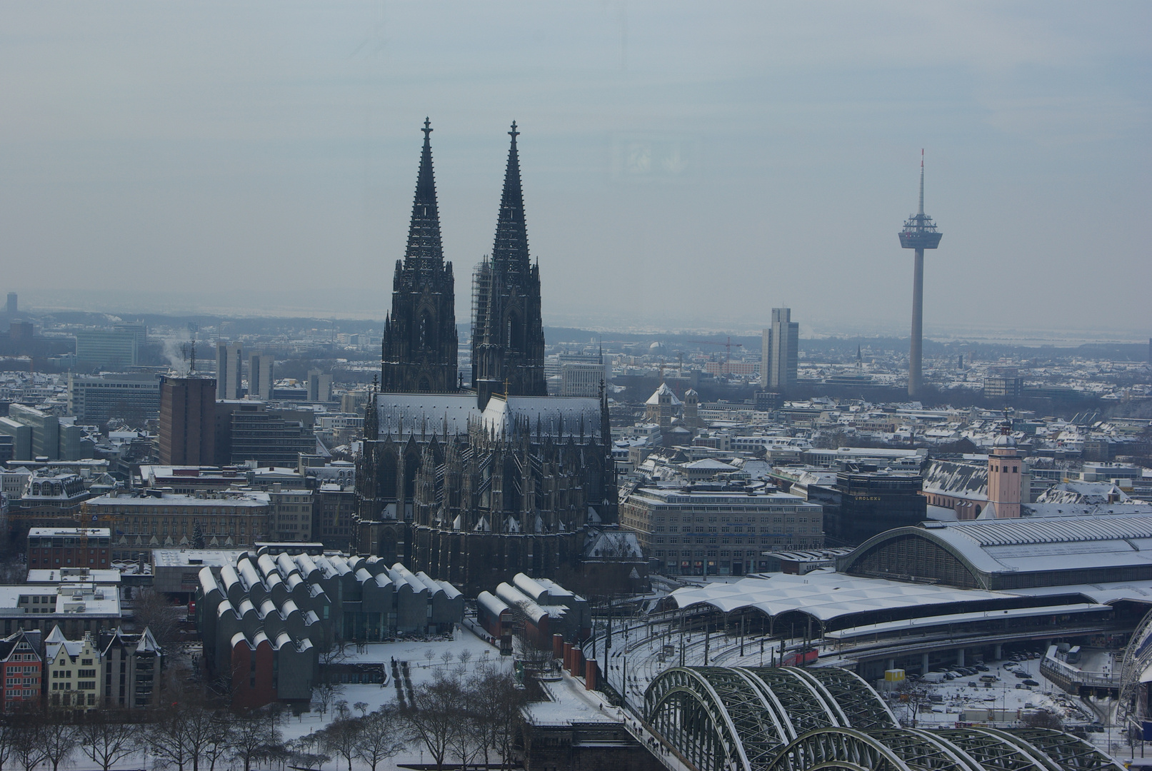 Der Kölner Dom und Umgebung bei Schnee