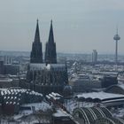 Der Kölner Dom und Umgebung bei Schnee