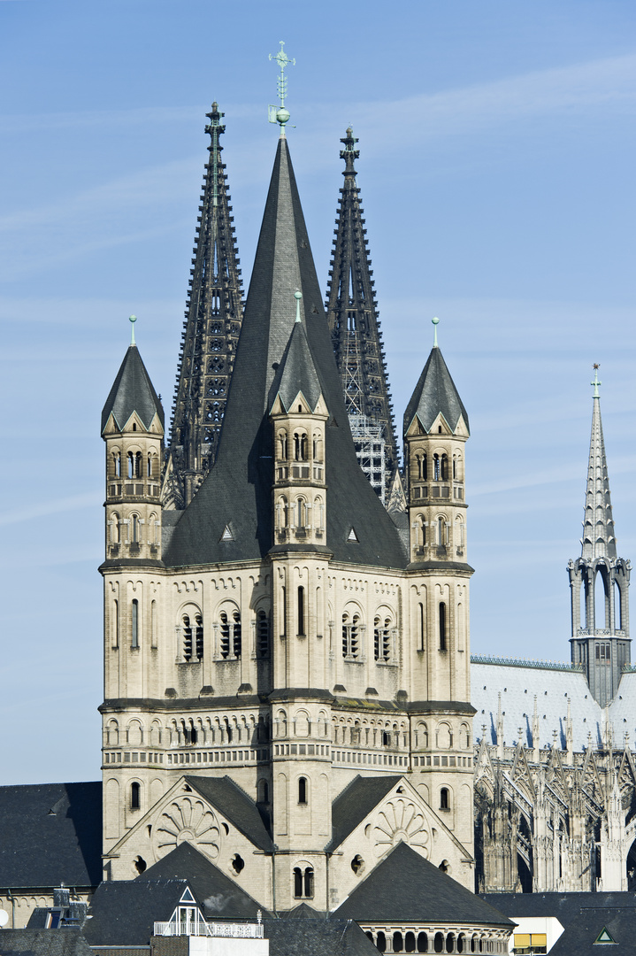 Der Kölner Dom versteckt sich hinter der Kirche Groß St. Martin