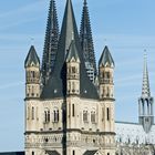 Der Kölner Dom versteckt sich hinter der Kirche Groß St. Martin
