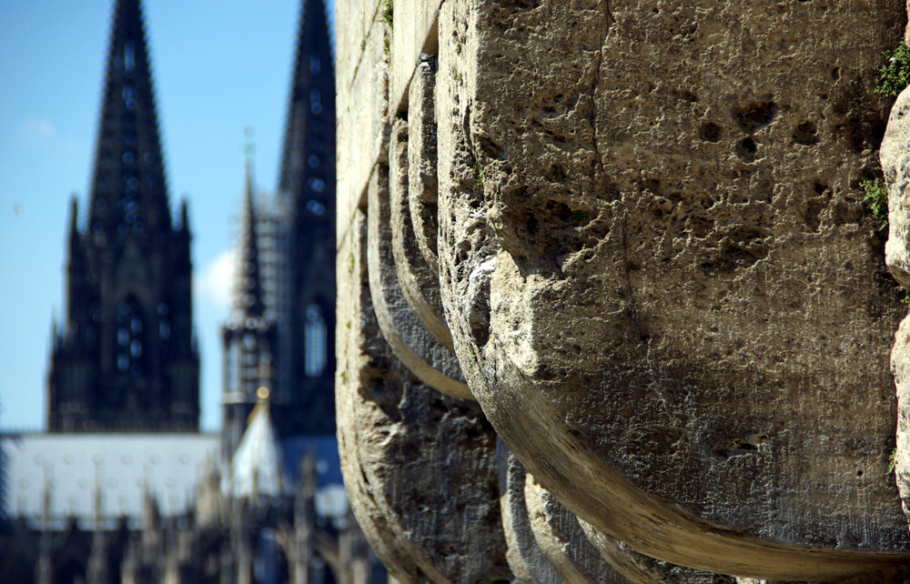 Der Kölner Dom versunken in der Tiefenschärfe