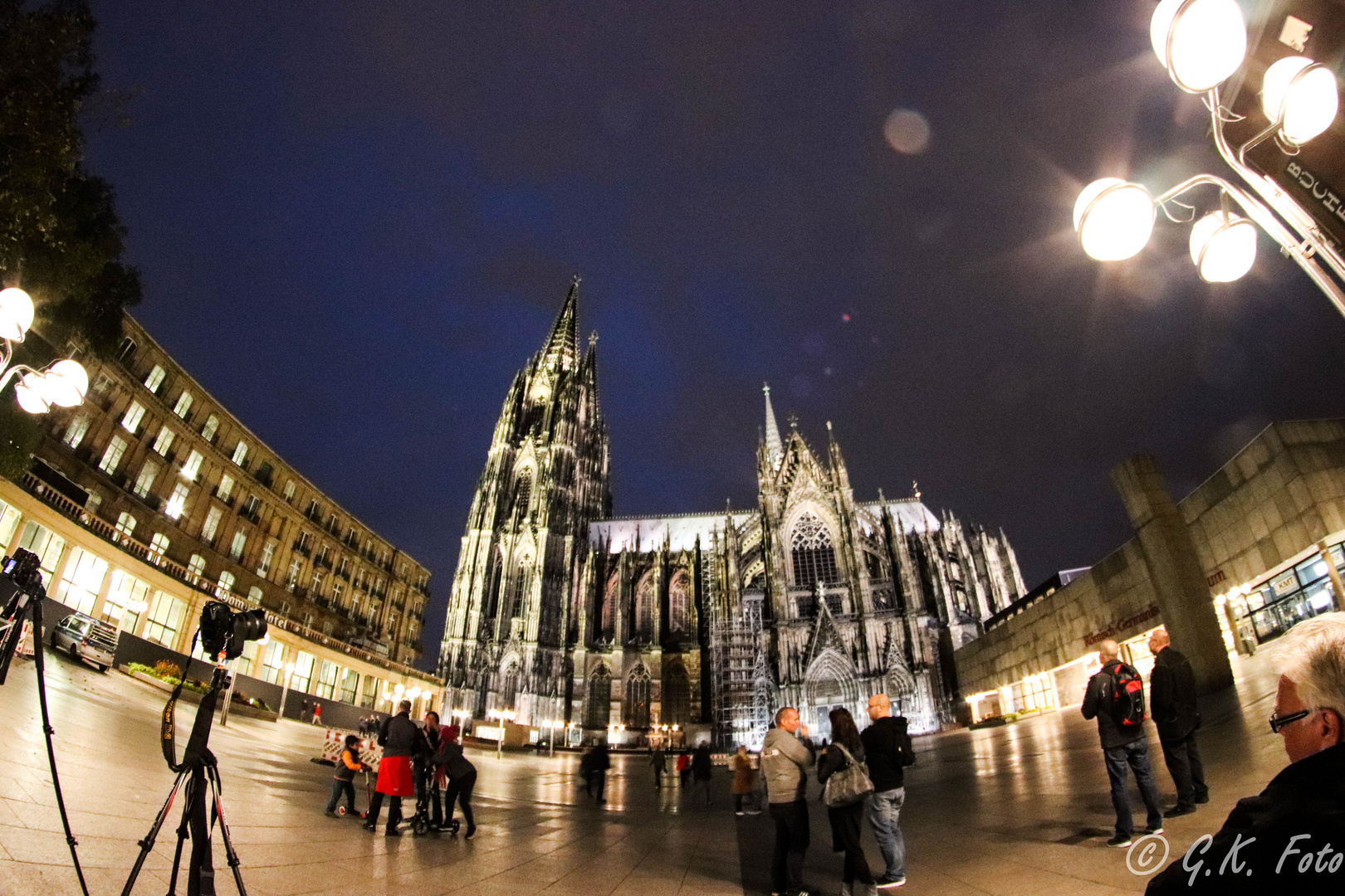 Der Kölner Dom vom Roncalli Platz fotografiert