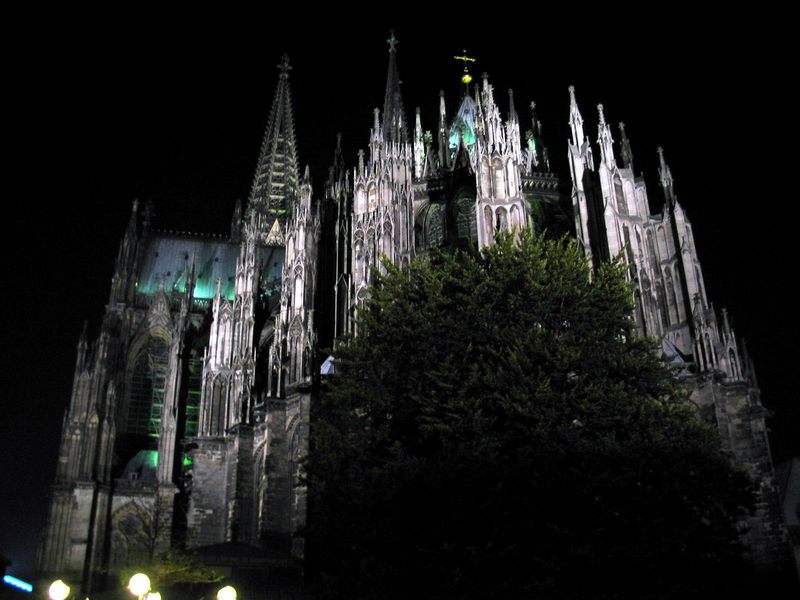 Der Kölner Dom von hinten bei Nacht