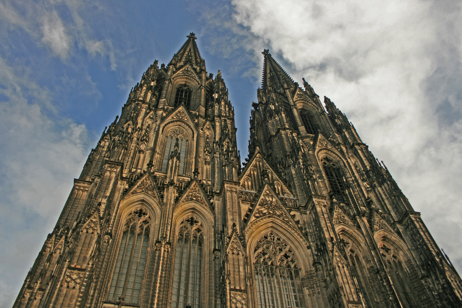 Der Kölner Dom von schräg unten