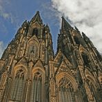 Der Kölner Dom von schräg unten