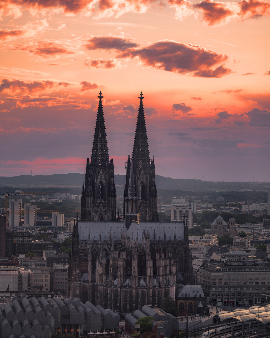 Der Kölner Dom zum Sonnenuntergang