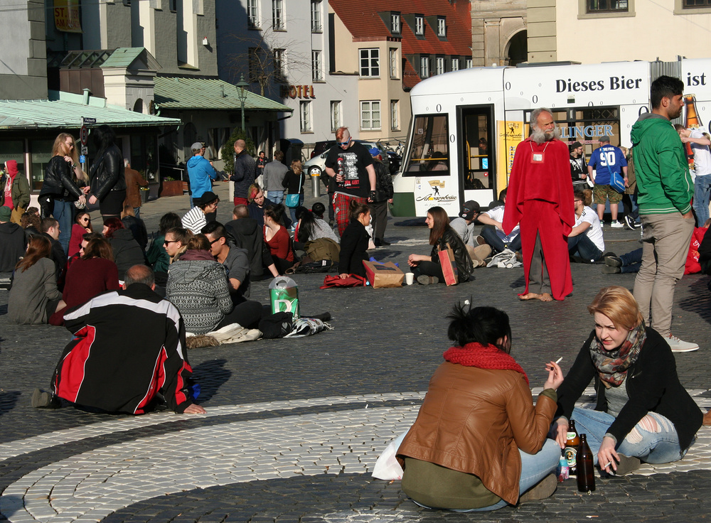 Der König von Augsburg schaut sich auf dem Rathausplatz um