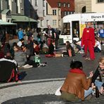 Der König von Augsburg schaut sich auf dem Rathausplatz um