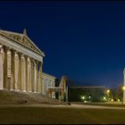 < Der Königsplatz in München >