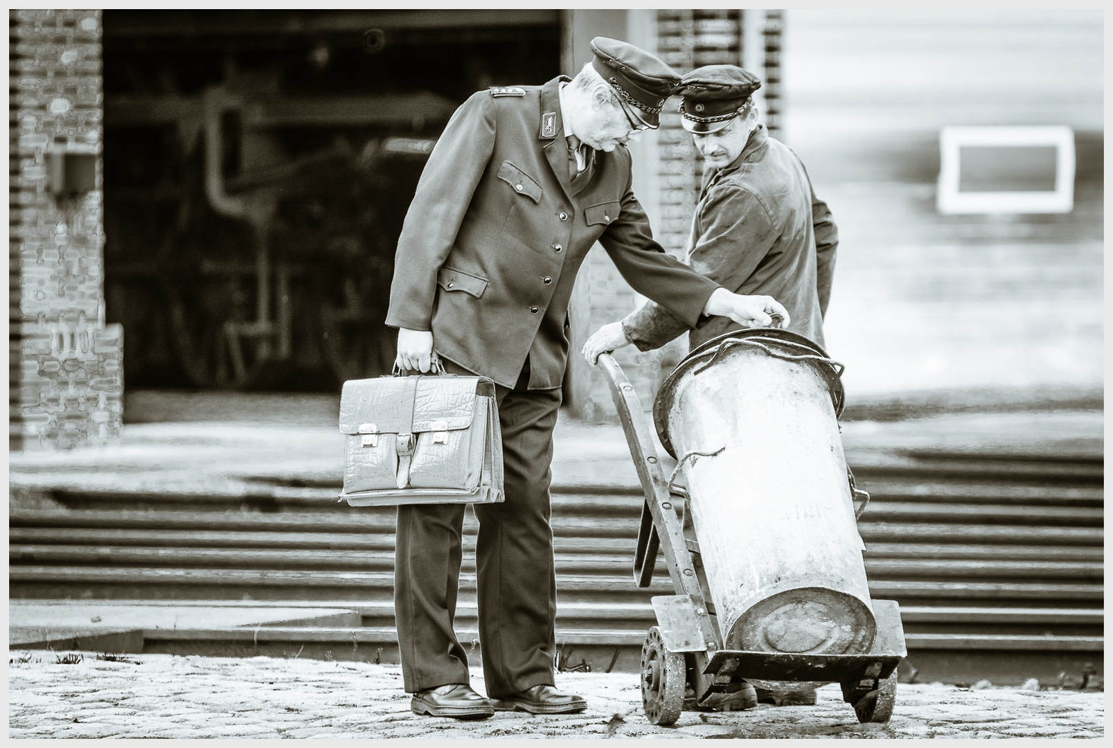 Der Kontrolleur Foto & Bild bw, dokumentation, outdoor Bilder auf