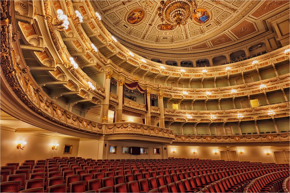 Der Konzertsaal der Semperoper 2/2 Foto & Bild rot, dokumentation